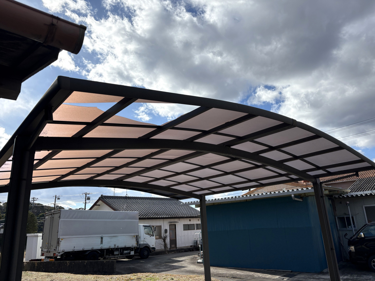 杉山トーヨー住器の🛠   カーポート屋根材交換｜1DAYリフォームで明るさと安心を回復✨の施工前の写真1