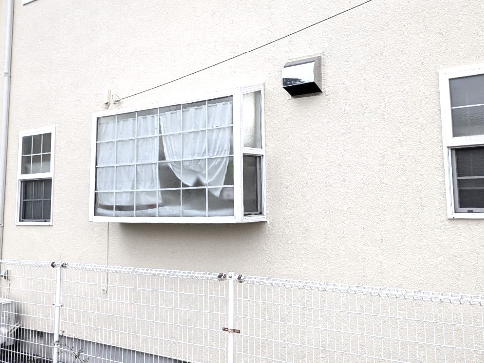 杉山トーヨー住器の⚒️　窓改修工事｜出窓からペアガラス引違い窓へ 1DAYリフォーム✨の施工前の写真1