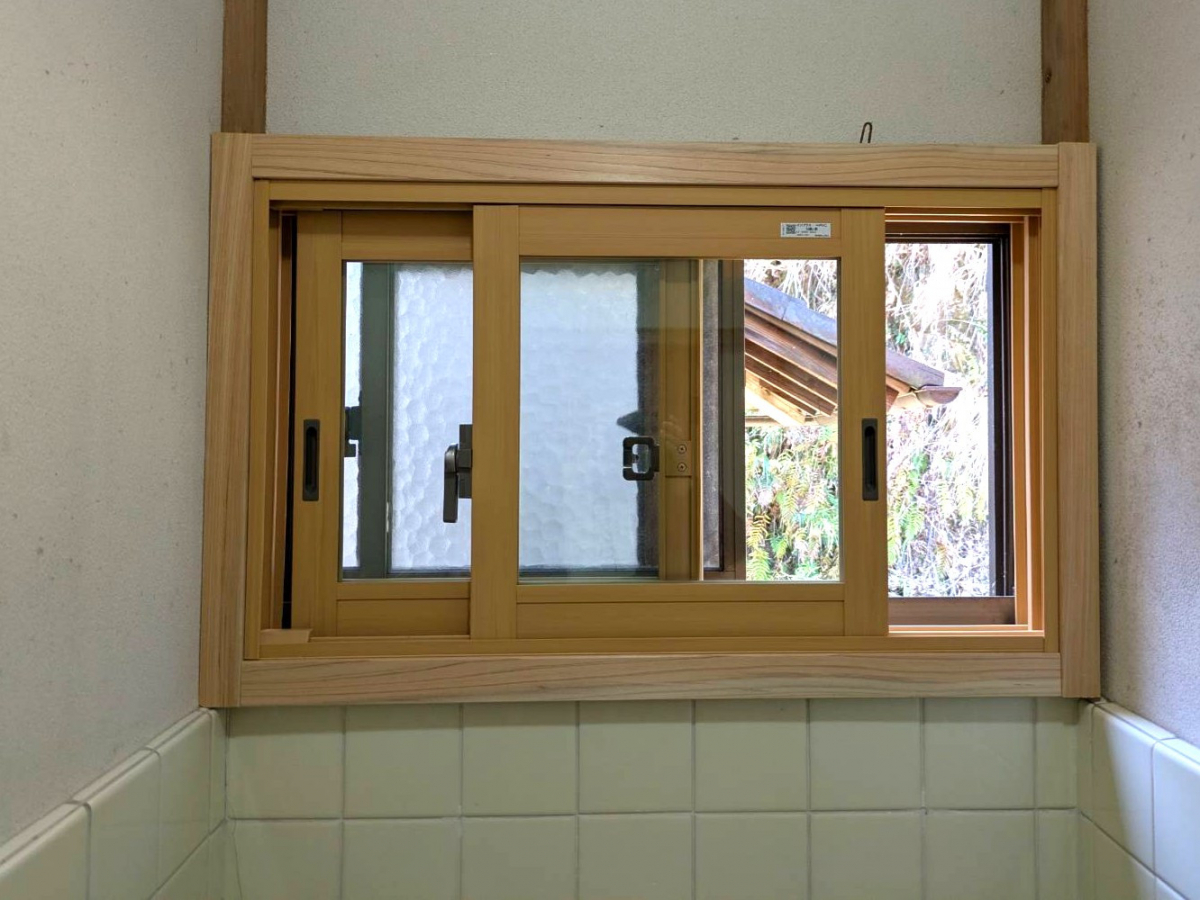 杉山トーヨー住器の🚽　トイレ窓断熱リフォーム｜LIXIL インプラスで快適性アップ✨の施工後の写真1