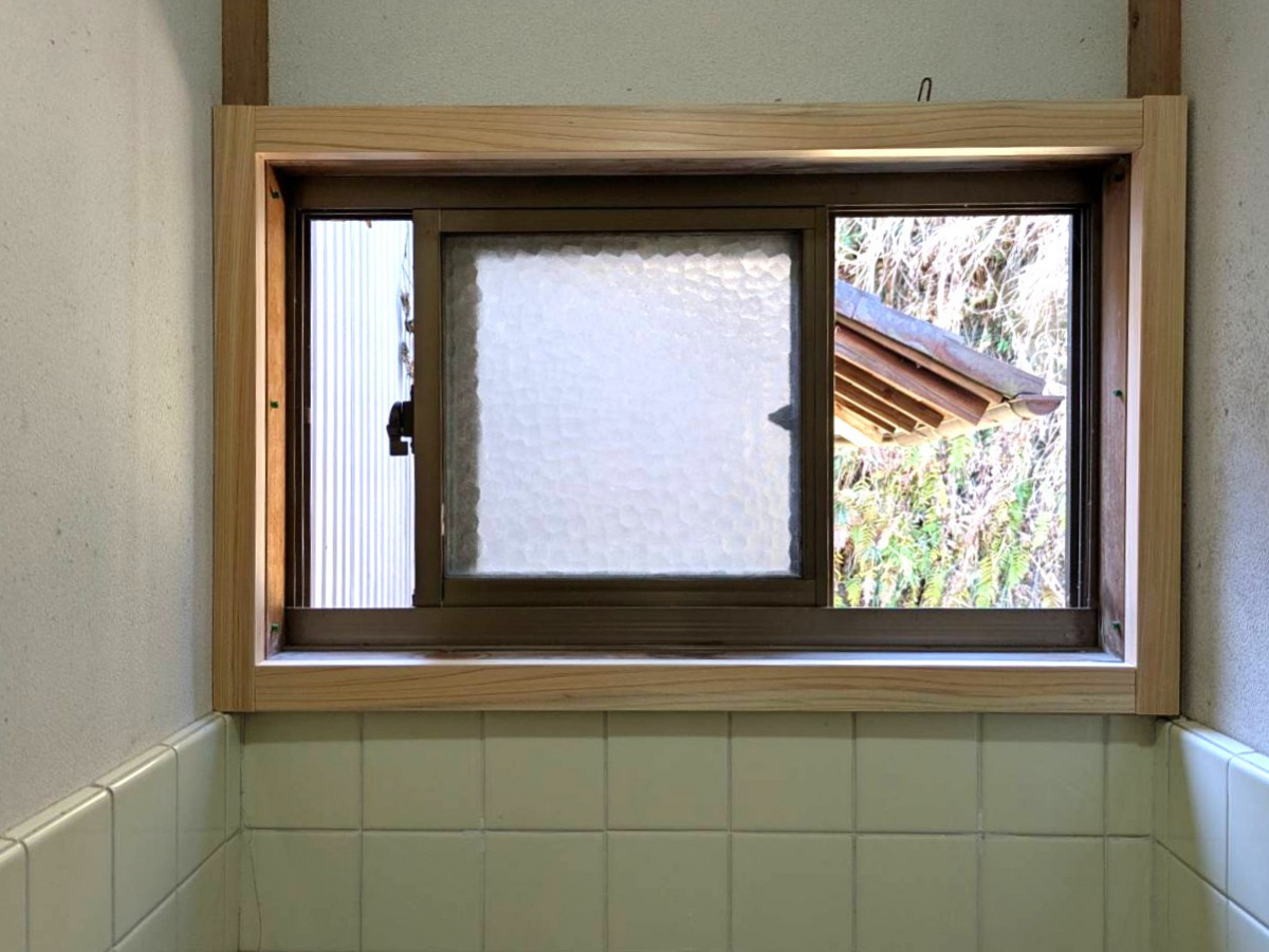 杉山トーヨー住器の🚽　トイレ窓断熱リフォーム｜LIXIL インプラスで快適性アップ✨の施工前の写真1