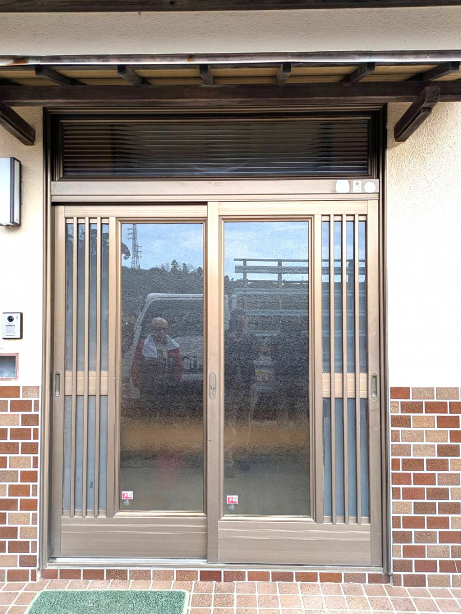 杉山トーヨー住器の⚒️　玄関玄関引戸の硝子修理｜割れたガラスを1DAYで安心・美しく✨の施工後の写真1