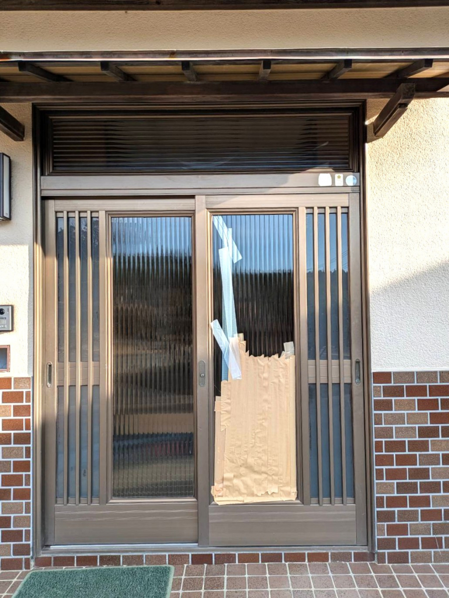 杉山トーヨー住器の⚒️　玄関玄関引戸の硝子修理｜割れたガラスを1DAYで安心・美しく✨の施工前の写真1