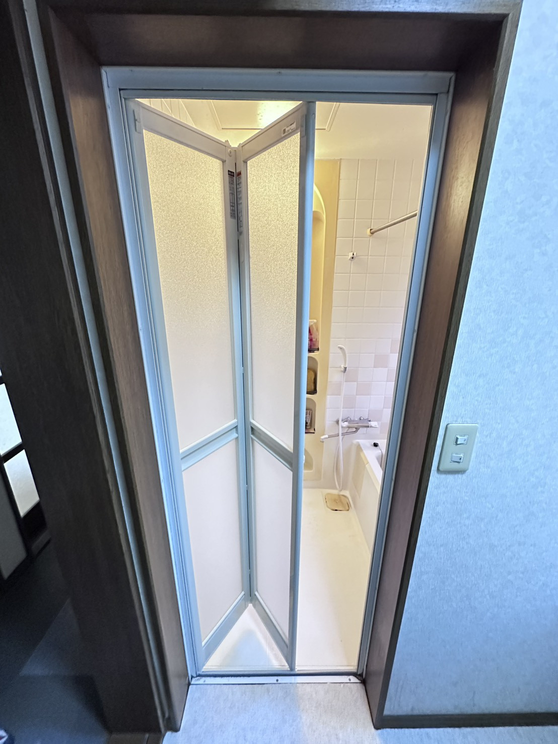杉山トーヨー住器の🛀🏻　浴室中折れドア交換｜LIXIL リシェントで安心・快適な浴室へ 1DAYリフォーム✨の施工後の写真2
