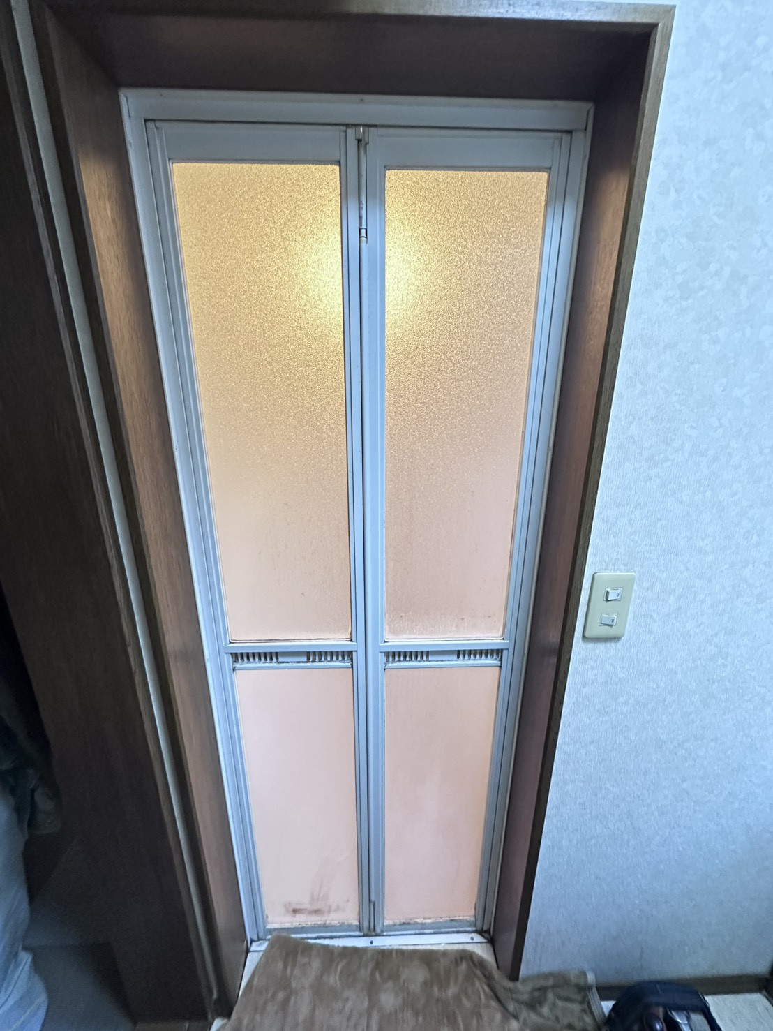 杉山トーヨー住器の🛀🏻　浴室中折れドア交換｜LIXIL リシェントで安心・快適な浴室へ 1DAYリフォーム✨の施工前の写真1