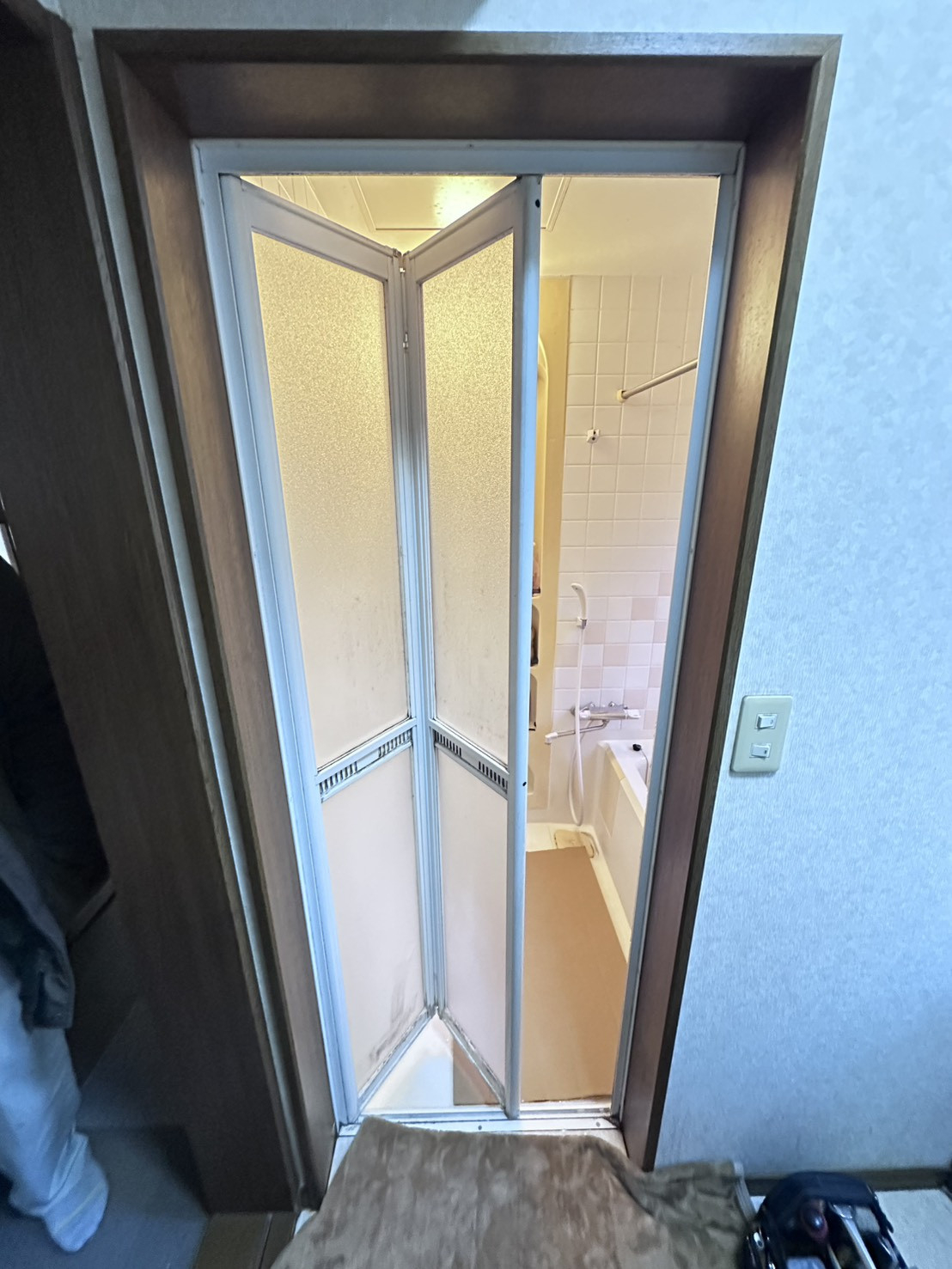 杉山トーヨー住器の🛀🏻　浴室中折れドア交換｜LIXIL リシェントで安心・快適な浴室へ 1DAYリフォーム✨の施工前の写真2