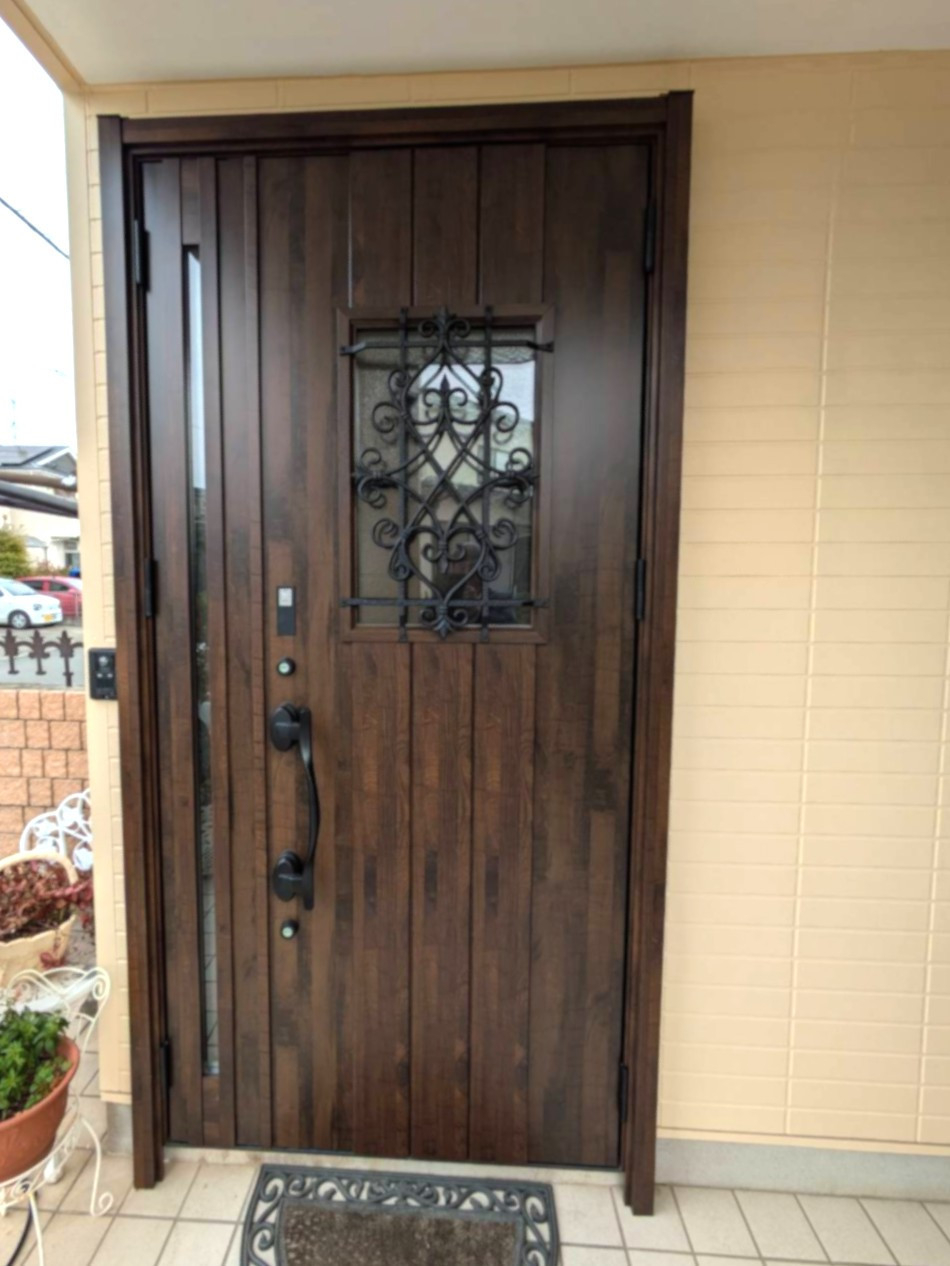 杉山トーヨー住器の🚪玄関ドアリフォーム｜LIXIL リシェント玄関ドア D41型で上質な佇まいへ✨の施工後の写真1