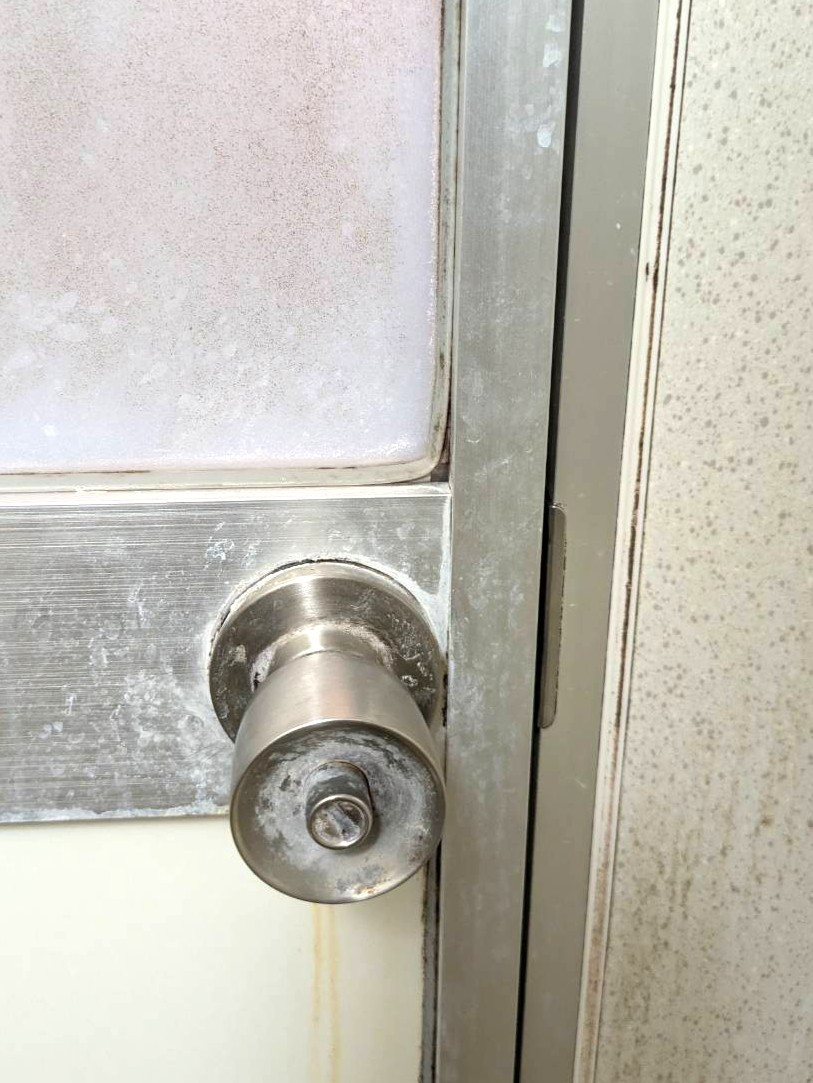 杉山トーヨー住器の🛠   ドアの把手交換｜小さな部品交換で使いやすさを改善✨ 1DAY対応の施工前の写真1