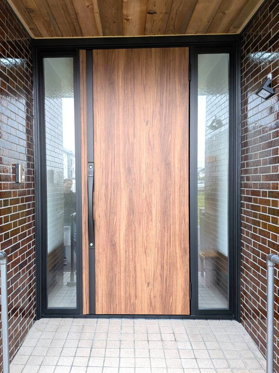 杉山トーヨー住器の🚪重厚感のある木目デザインで、玄関を上質な印象へ。の施工後の写真1