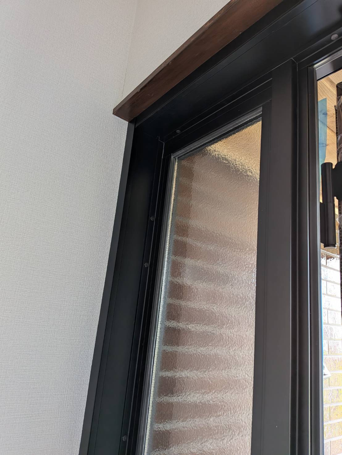 杉山トーヨー住器の🚪重厚感のある木目デザインで、玄関を上質な印象へ。の施工後の写真2