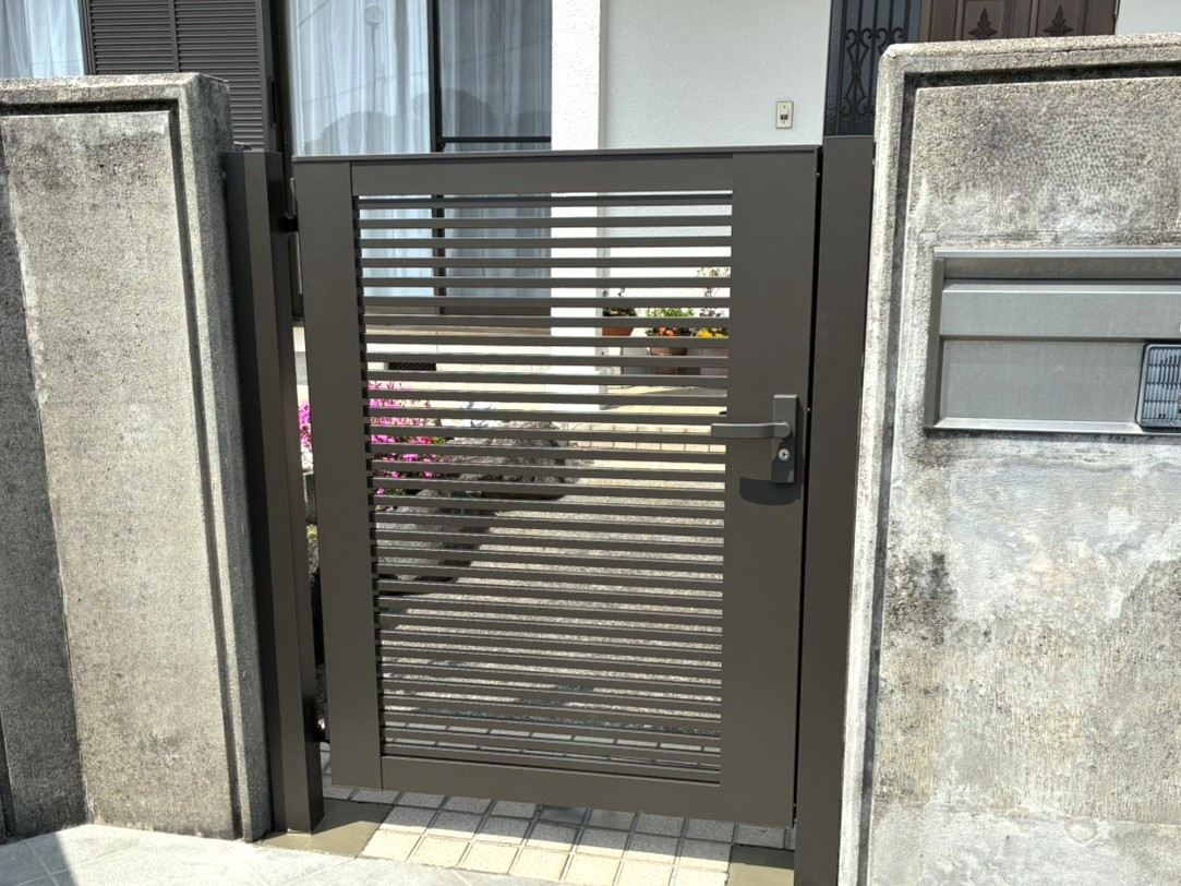 杉山トーヨー住器の🏡   門扉リフォームで住まいの印象を一新 (LIXIL 門扉 YR1型に交換しました)の施工後の写真1