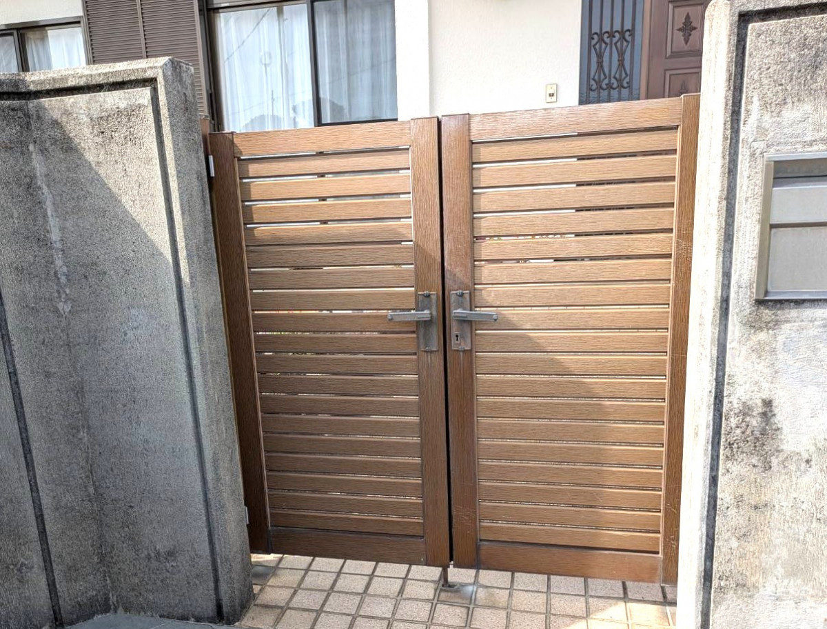 杉山トーヨー住器の🏡   門扉リフォームで住まいの印象を一新 (LIXIL 門扉 YR1型に交換しました)の施工前の写真1