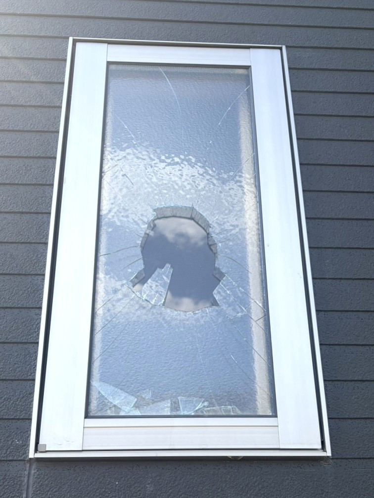 杉山トーヨー住器の🪟 割れたガラスも迅速対応！安心のガラス補修の施工前の写真1