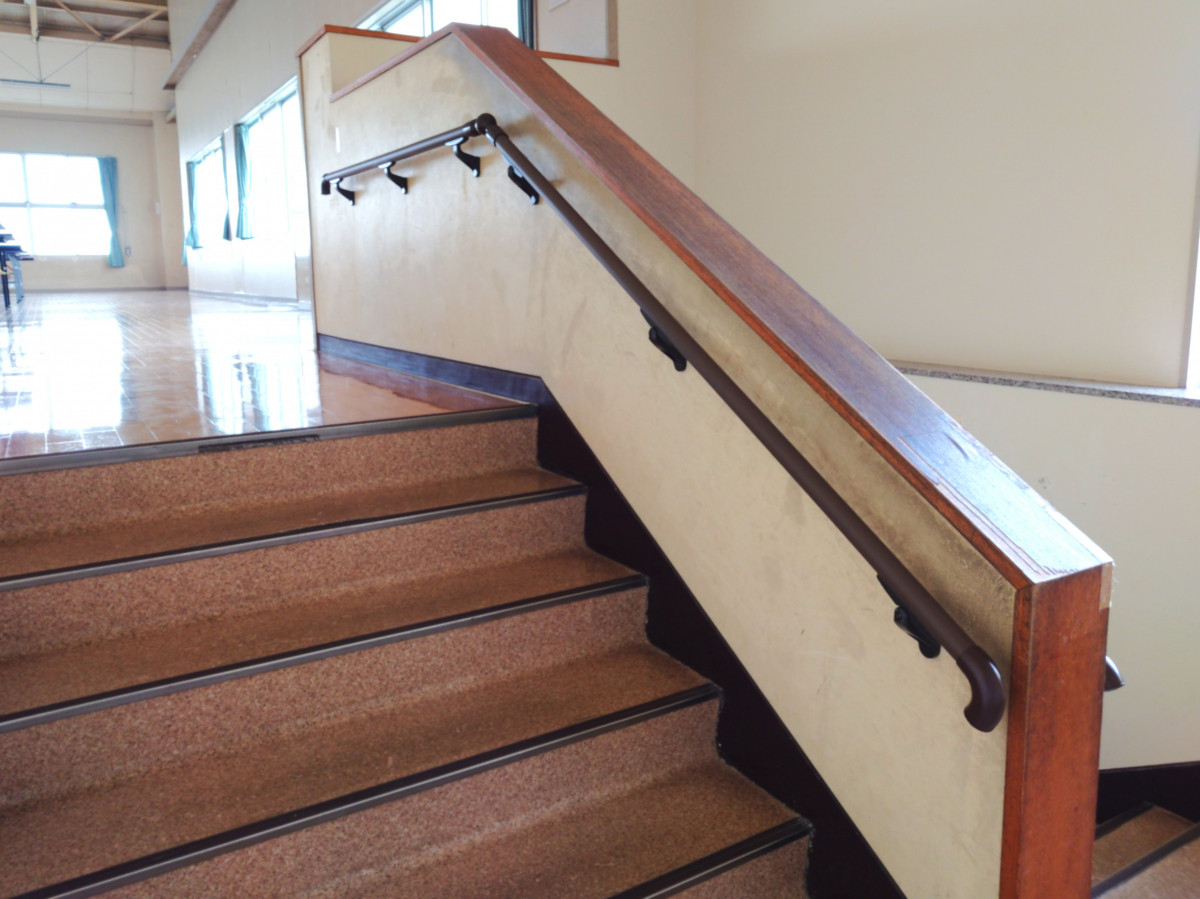 杉山トーヨー住器の🪜 安心・安全をプラス！階段手すり設置リフォームの施工後の写真1