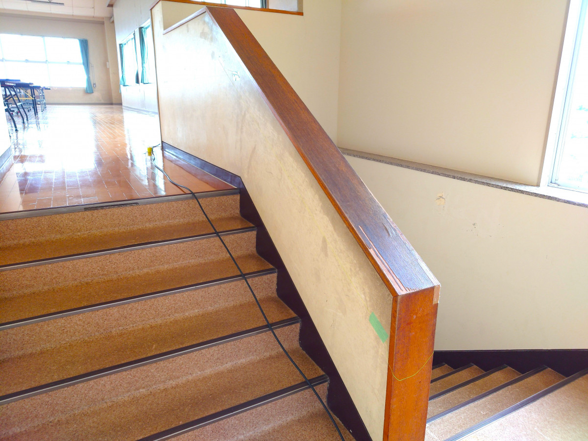 杉山トーヨー住器の🪜 安心・安全をプラス！階段手すり設置リフォームの施工前の写真1