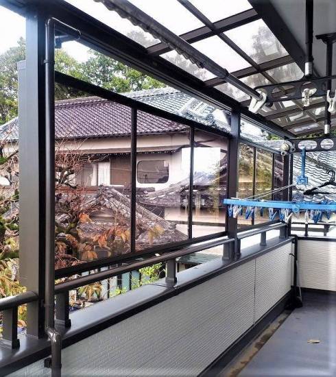 杉山トーヨー住器の雨風除けスクリーン施工事例写真1