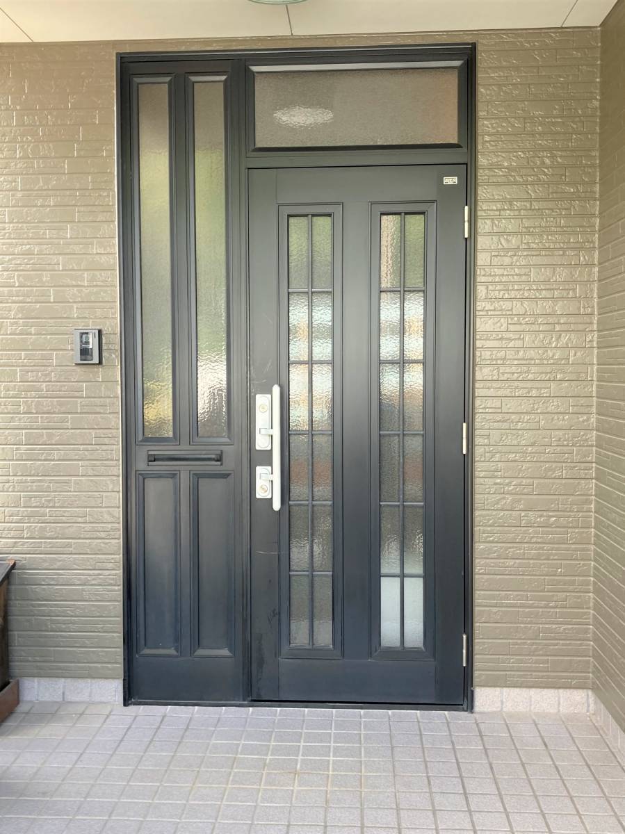 杉山トーヨー住器の玄関ドア新調の施工前の写真1