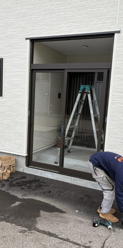 こんにちは!今回は、寒冷地の暮らしにぴったりな、LIXILの風除室「ツインガードⅢ」をご紹介します 小野寺トーヨー住器のブログ 写真1