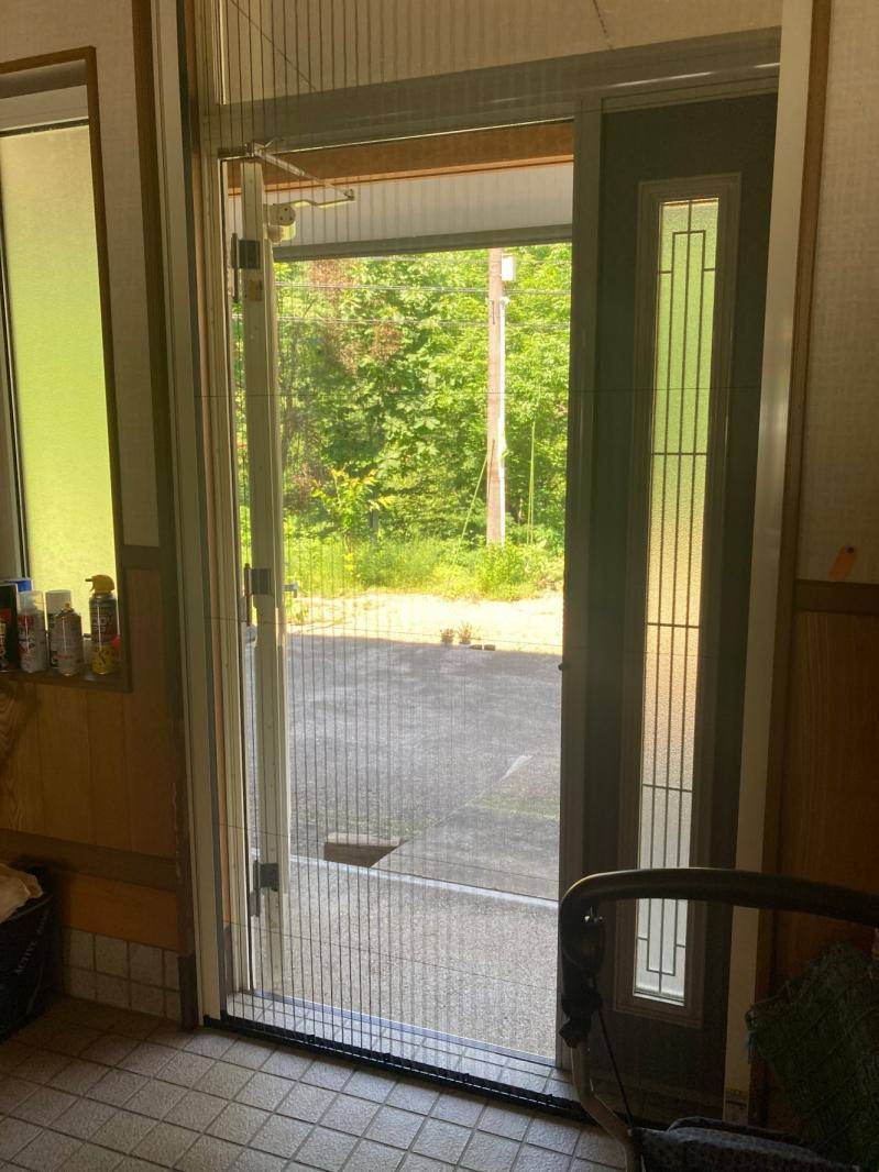 小野寺トーヨー住器の玄関ドアに網戸設置の施工後の写真1