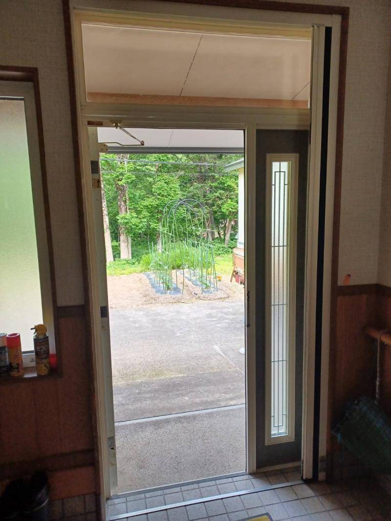 小野寺トーヨー住器の玄関ドアに網戸設置の施工前の写真1