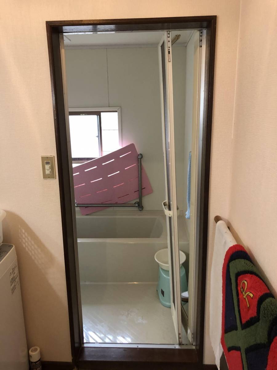 小野寺トーヨー住器の浴室中折れドアの施工前の写真1