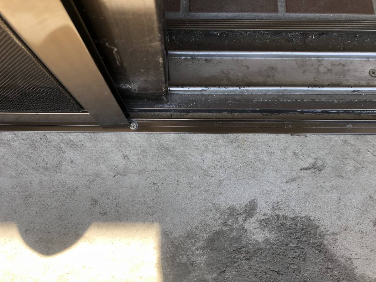 小野寺トーヨー住器の網戸レールのない玄関戸にの施工後の写真1