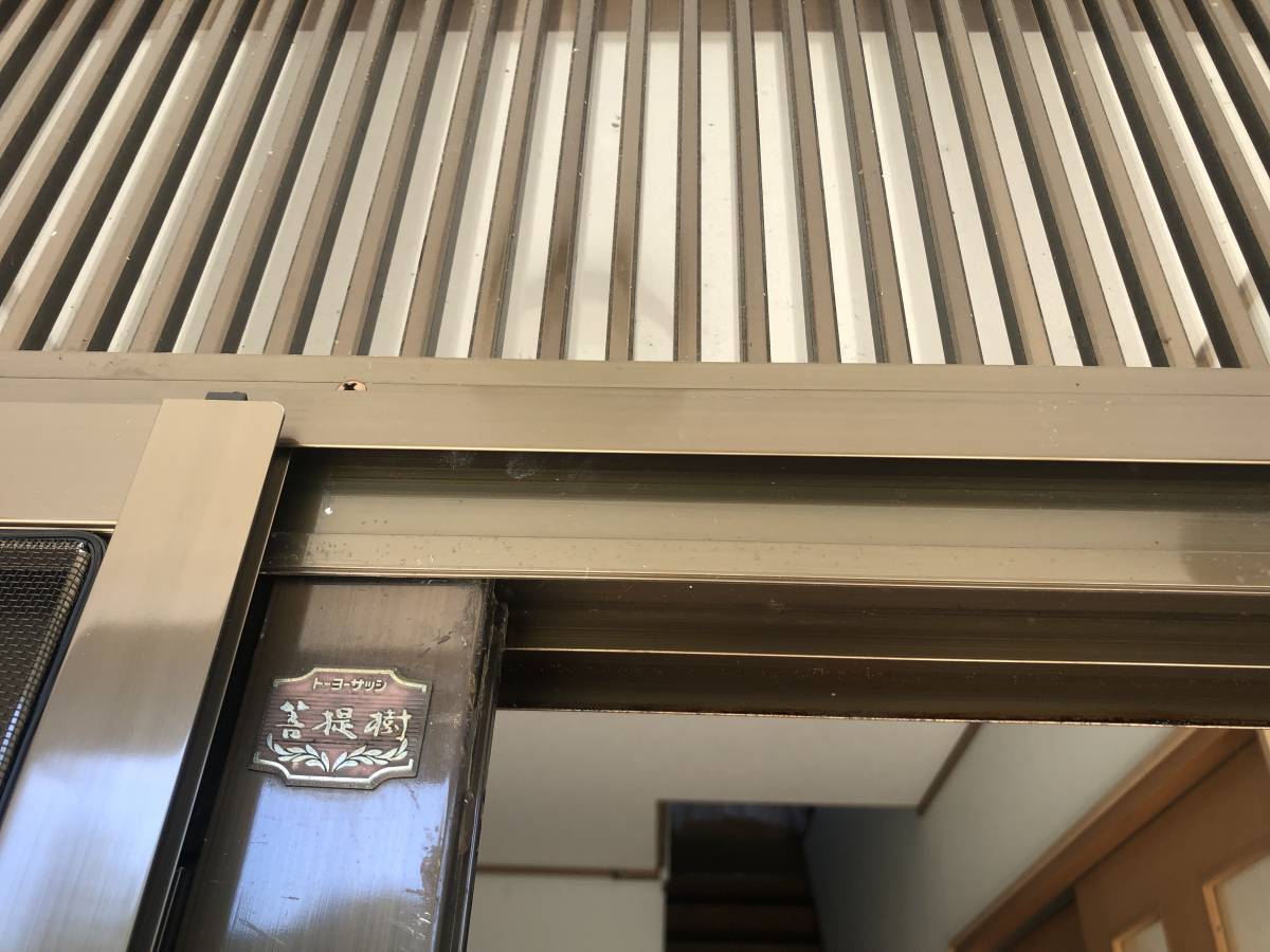 小野寺トーヨー住器の網戸レールのない玄関戸にの施工後の写真2