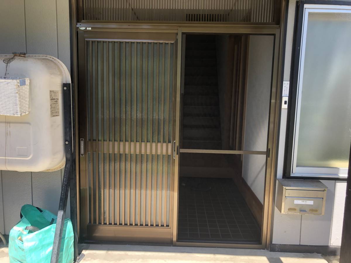 小野寺トーヨー住器の網戸レールのない玄関戸にの施工後の写真3