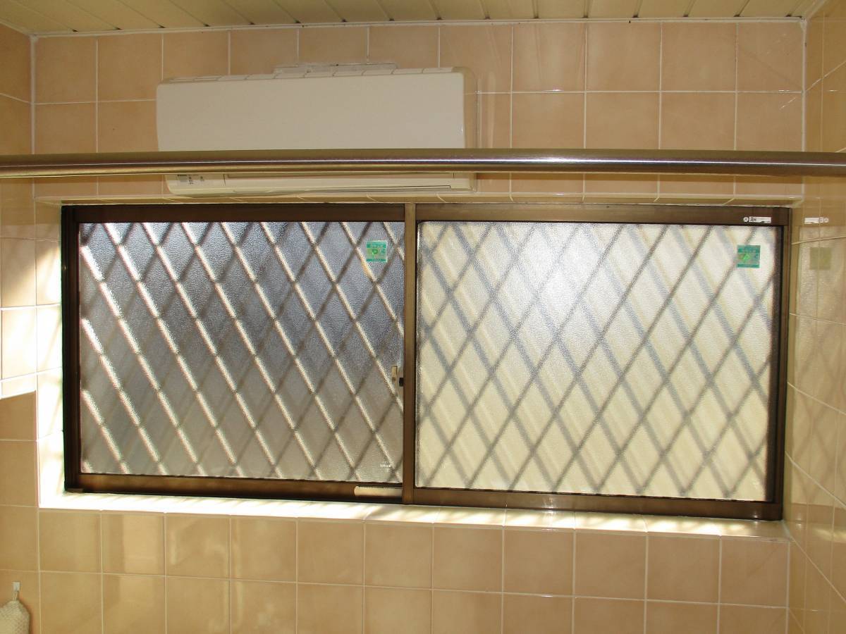 十倉トーヨー住器の浴室の窓に内窓を付けました。の施工前の写真1