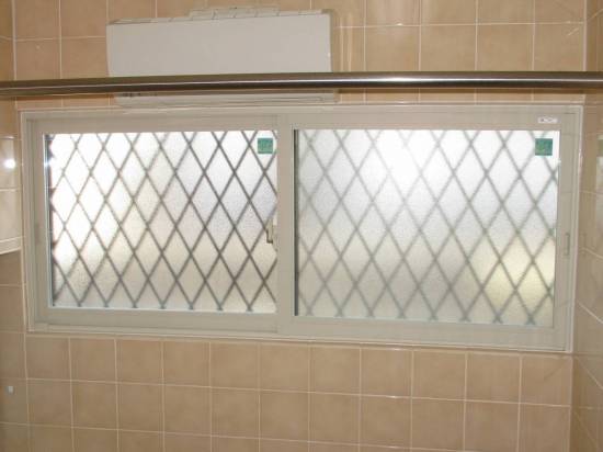 十倉トーヨー住器の浴室の窓に内窓を付けました。施工事例写真1