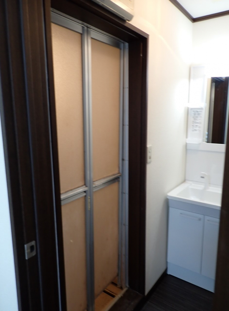 十倉トーヨー住器の浴室の折れ戸を交換しました。の施工前の写真1
