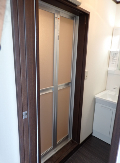 十倉トーヨー住器の浴室の折れ戸を交換しました。施工事例写真1