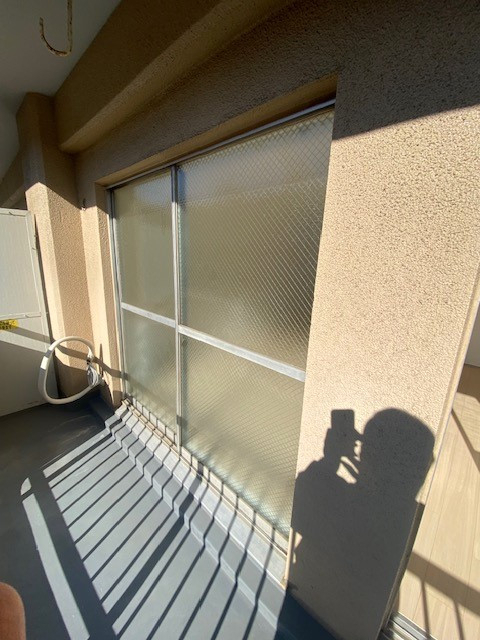 十倉トーヨー住器の古いマンションのサッシに網戸を取り付けました。の施工前の写真1
