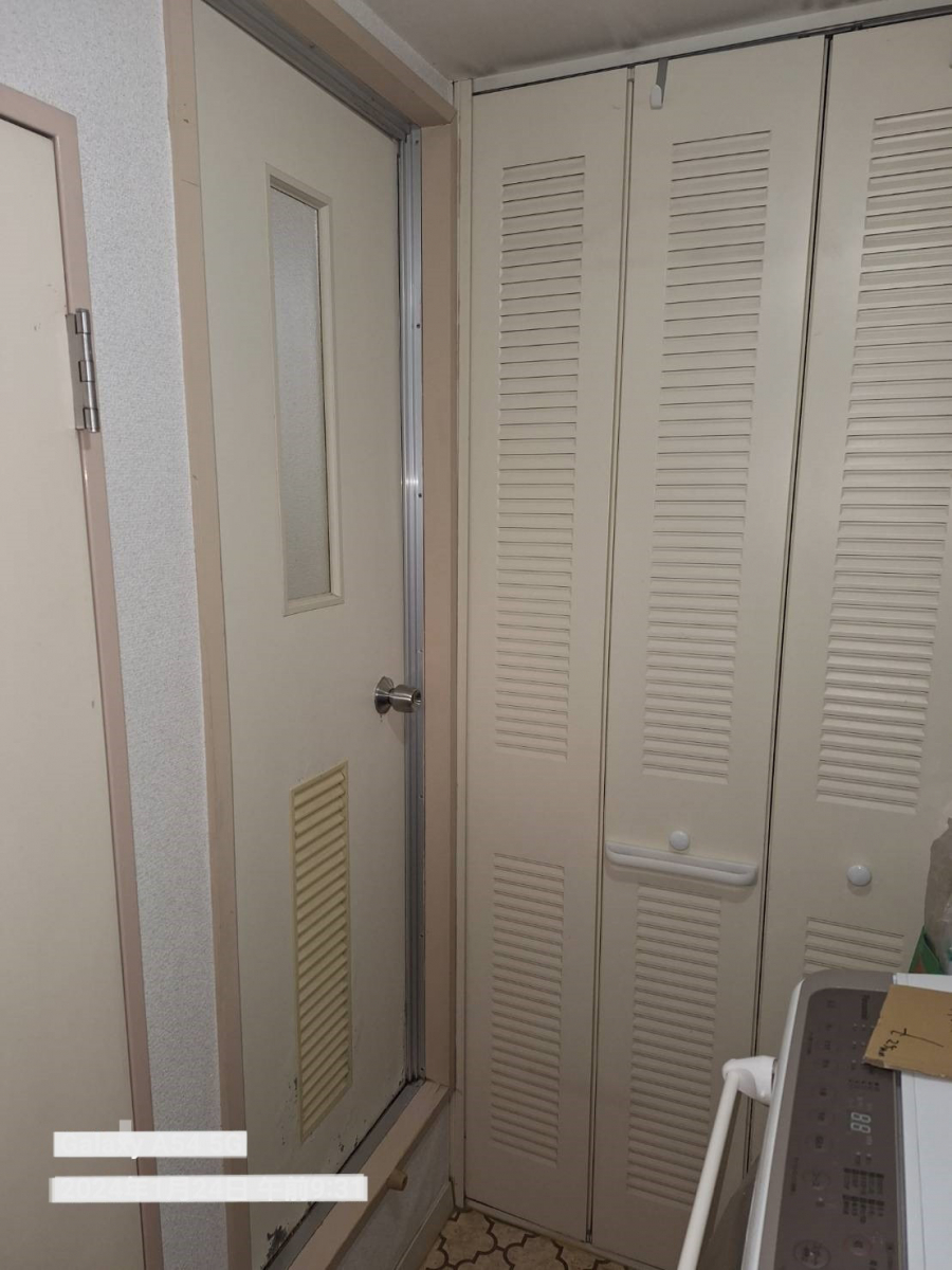 十倉トーヨー住器の古くなった浴室ドアを交換しました。の施工前の写真1