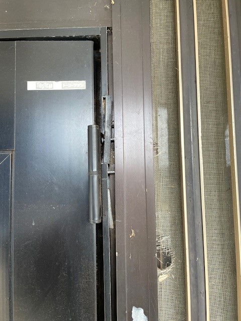 十倉トーヨー住器の割れてしまった玄関ドア枠を補強しました。の施工前の写真2