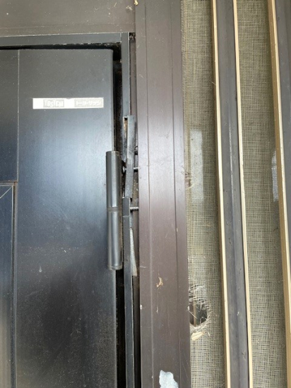 十倉トーヨー住器の割れてしまった玄関ドア枠を補強しました。施工事例写真1