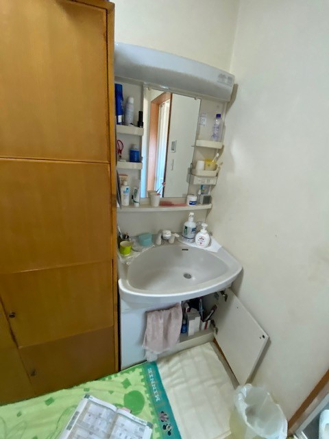 十倉トーヨー住器の洗面化粧台を交換しました。の施工前の写真1