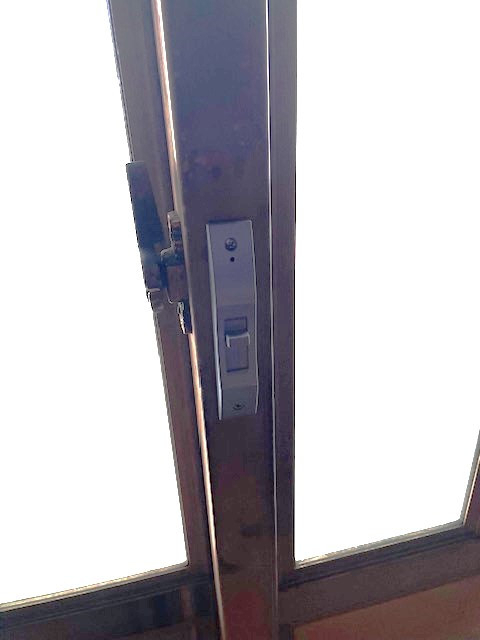 十倉トーヨー住器の玄関引戸錠を取り付けました。の施工後の写真2