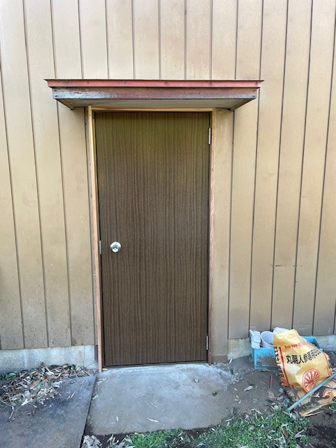 十倉トーヨー住器の勝手口のドアを交換しました。の施工後の写真1