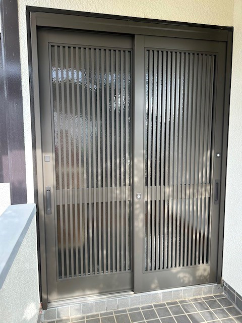 十倉トーヨー住器の木製の玄関引戸をアルミ製に交換しました。の施工後の写真1
