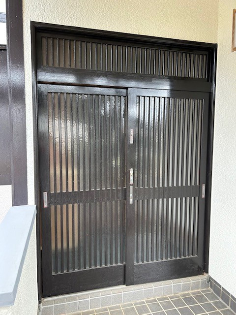 十倉トーヨー住器の木製の玄関引戸をアルミ製に交換しました。の施工前の写真1
