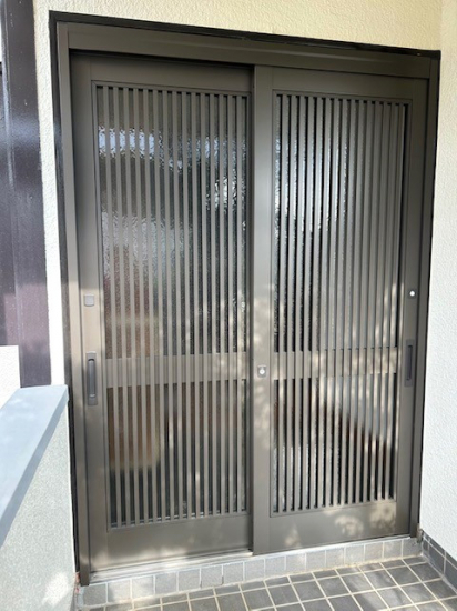 十倉トーヨー住器の木製の玄関引戸をアルミ製に交換しました。施工事例写真1