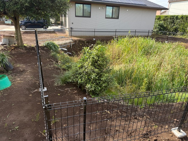 十倉トーヨー住器の庭にフェンスを設置の施工後の写真1