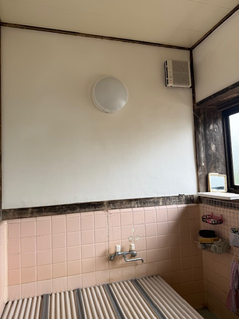 十倉トーヨー住器の浴室の漆喰壁補修の施工後の写真1