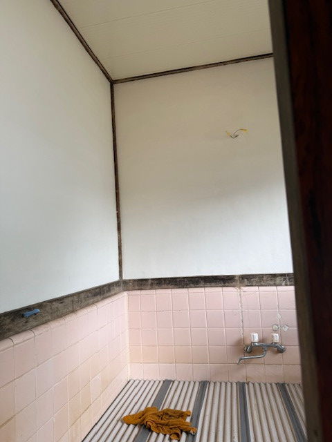 十倉トーヨー住器の浴室の漆喰壁補修の施工後の写真2