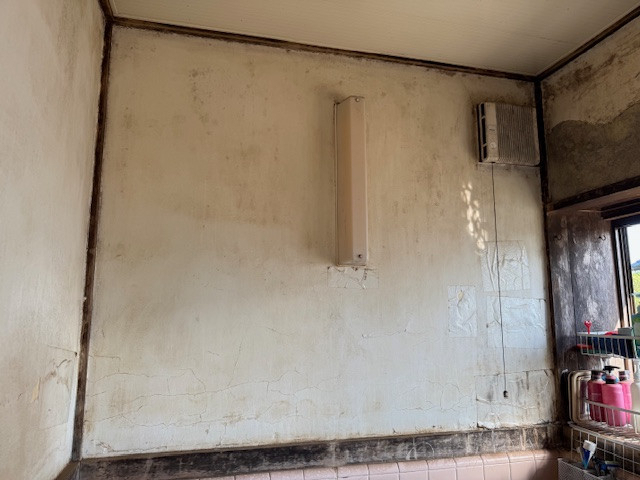 十倉トーヨー住器の浴室の漆喰壁補修の施工前の写真1
