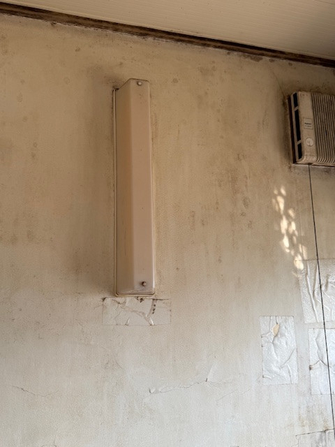 十倉トーヨー住器の浴室の漆喰壁補修の施工前の写真2