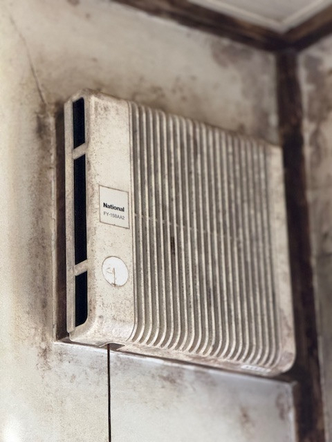 十倉トーヨー住器の浴室の漆喰壁補修の施工前の写真3