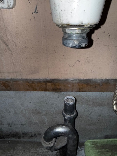 十倉トーヨー住器の洗面器の排水管修理の施工前の写真1
