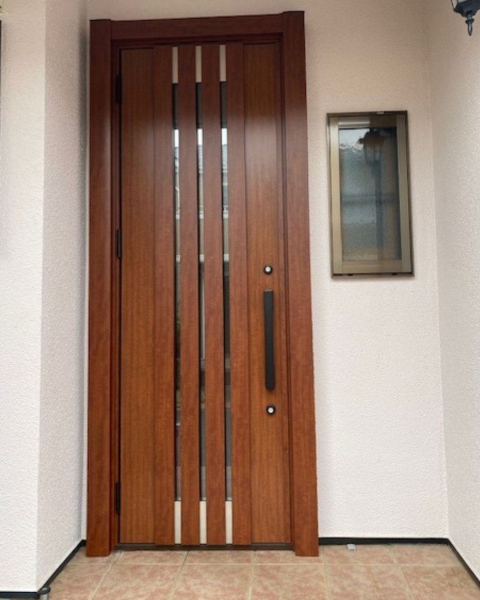 十倉トーヨー住器の玄関ドアリフォームの施工後の写真1