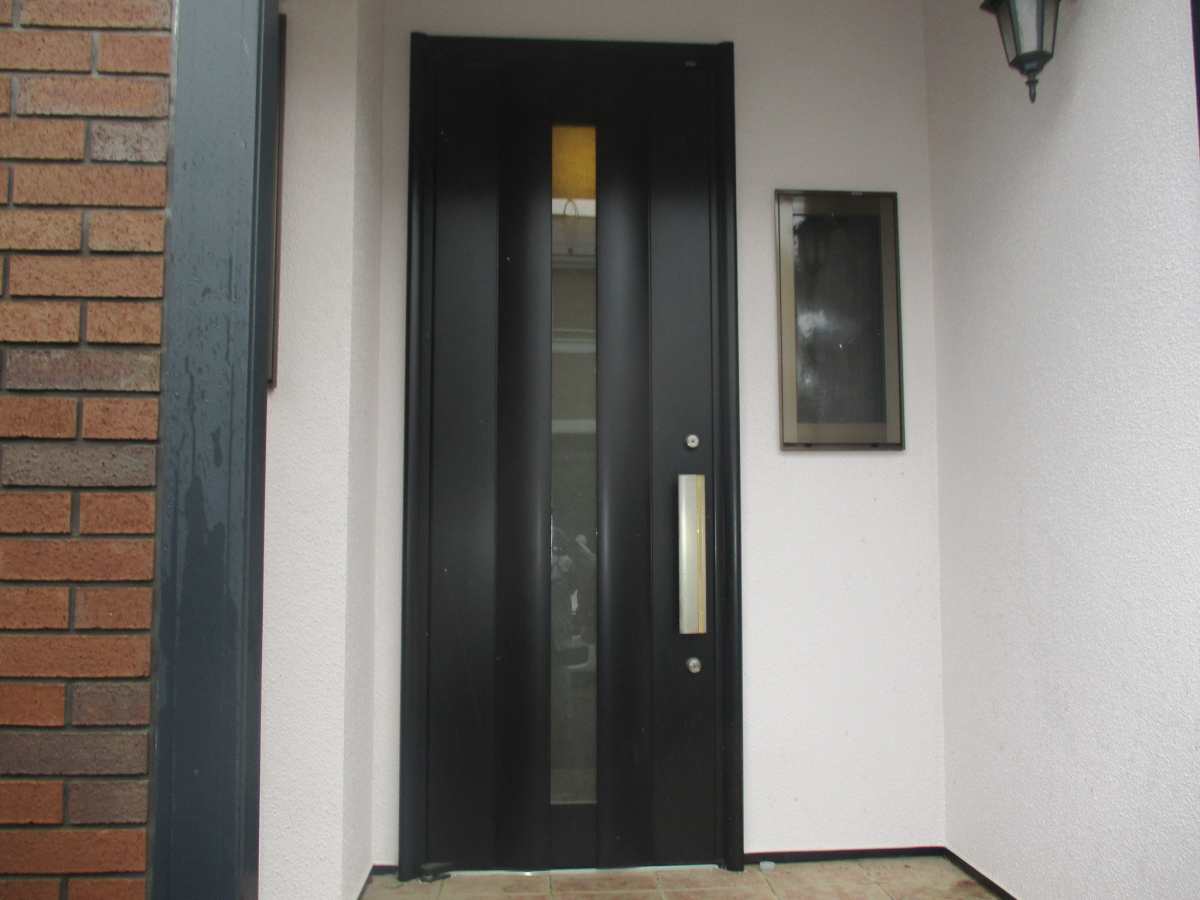 十倉トーヨー住器の玄関ドアリフォームの施工前の写真1